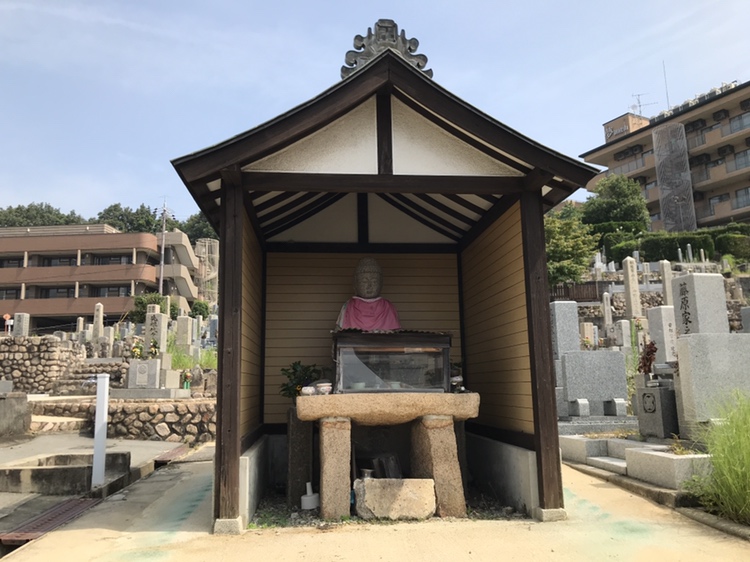 神戸市兵庫区にある高松墓地のお堂。お地蔵さまがお墓を見守って下さいます。