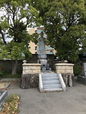 葉坂墓地で墓石の彫刻