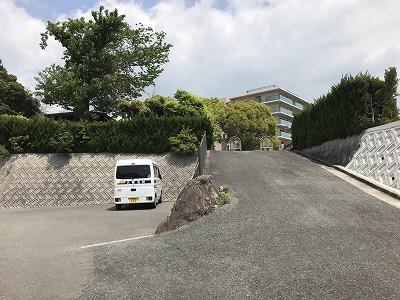 葉坂墓地で墓石の彫刻