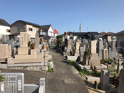 明石市の共同墓地で墓石の彫刻